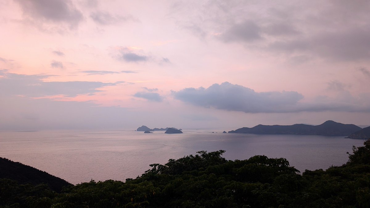 kuromaru_'s tweet photo. 雲がちな3日間で名物の夕陽や星はあまり見れなかったけど、いい景色もたくさん🌊
愛媛の海は、海だけどすぐ近くに島や九州が見えて、太平洋みたいなだだっぴろ系海くらいしか見たことない私にはめちゃ新鮮な海景色でした。本当に綺麗だった〜✨️
今回は怒涛すぎたので、またゆっくり行きたいな。 https://t.co/tnIQuxDcvn