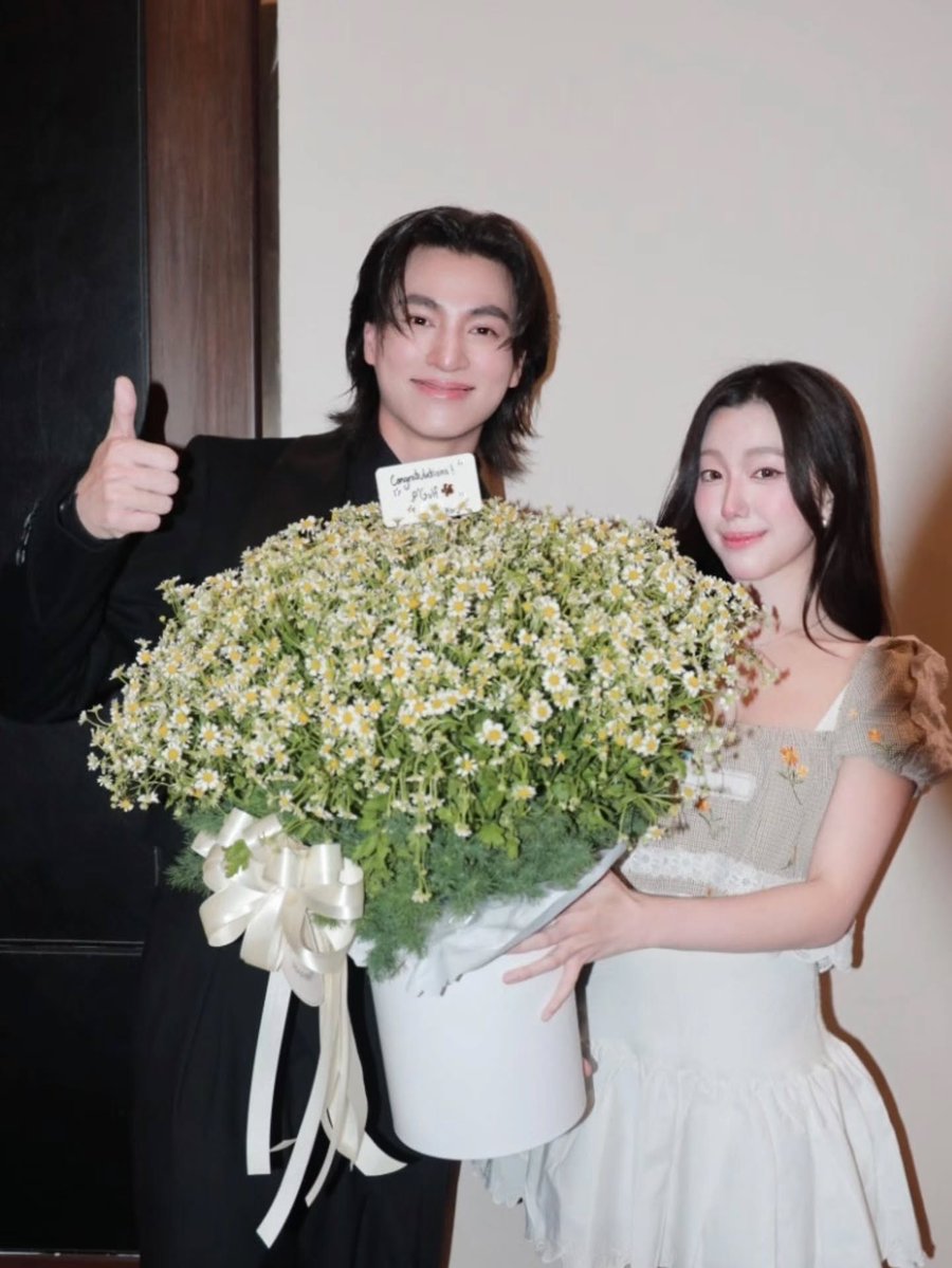 broadcastthai's tweet photo. พี่หน่อง อรุโณชา ✨ พร้อมทีมนักแสดง ผู้กำกับ #น้องเอ๋ยพี่เอ่ยขอข้าวขอแกง มาร่วมแสดงยินดีและมอบดอกไม้ 💐 กับ ”ขุนช้างสุดหล่อ กลัฟ คณาวุฒิ“ ในงาน Gala Premiere รอบแรกของโลกกับผลงานภาพยนตร์ #อัศจรรย์วันทองGALA เป็นอีกผลงานที่ทุ่มทุนสร้างสุดๆ

#GulfKanawut
#Aheye4EVE
#broadcastthaitv https://t.co/bDvGMjhtJY