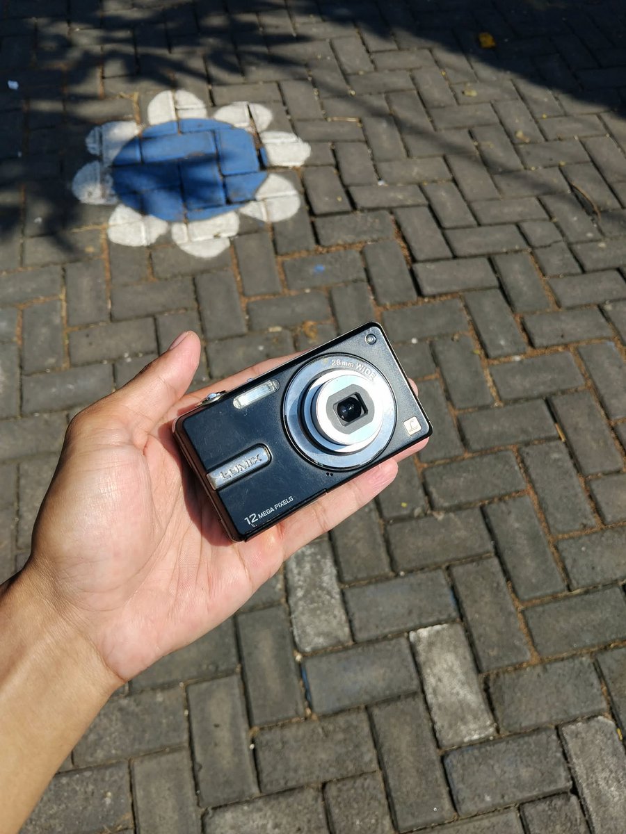 itsren68's tweet photo. #WTS #zonauang 
“BU cepat”
Digicam Lumix Dcm-F3
500.000 ,negoin
minus layar kayak slide 3
(lainnya aman👍🏻)
bisa oren🍊+admin https://t.co/bFcK15Uwpm