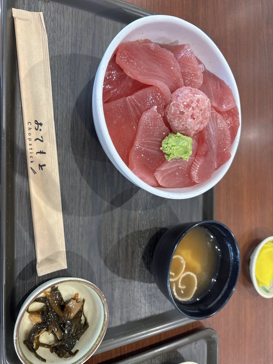ankou_P's tweet photo. お昼に食べたマグロたっぷりのマグロ丼！
マグロの切り身が沢山乗ってて幸せだった...🤤
 #寄り道ねこみゃ https://t.co/TvvwRGbTuH
