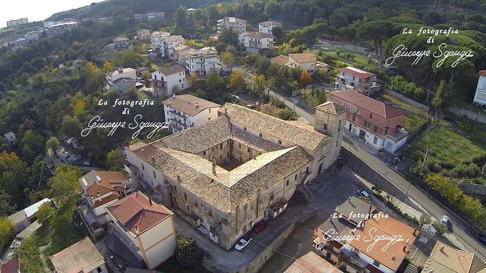 ArteCalabria's tweet photo. Complesso di S. Domenicano a Caccuri (KR) fondato nel 1518 su benestare di Papa Leone X, tra le opere della chiesa a navata unica custodisce la cappella del SS Rosario con soffitto dipinto con Vergine e attorno quattro medaglioni che raffigurano i Papi domenicani.  
#Calabria https://t.co/etg12BLlFS