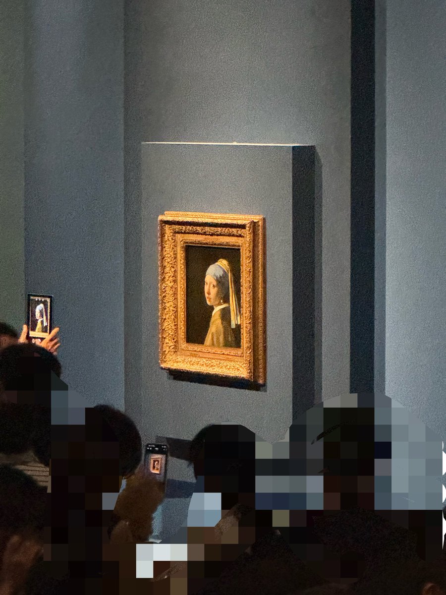nyfSnY3K's tweet photo. フェルメール展行ってきた。個人的には大満足。行列に並ぶ間に観る映像作品も素晴らしかった。真珠の耳飾りの少女の部屋も並ぶけれど、個人的に人の立ち並ぶ中で観るのも結構好き。遠くからでもクキッと浮かび上がる感じとか、どこからでも目が合う感じとかがよく分かる https://t.co/7nLU5cKonu