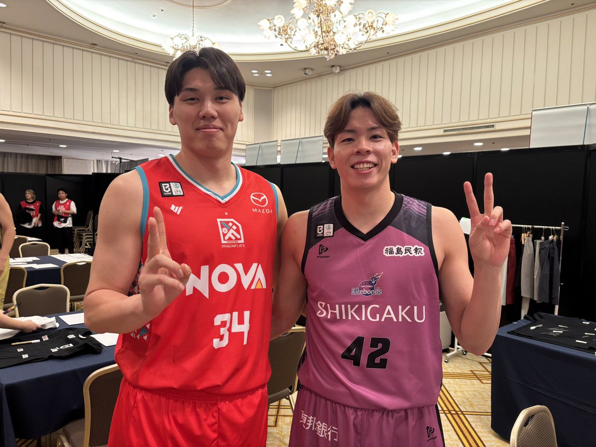 firebonds's tweet photo. #益子拓己 選手が大学時代に3x3日本代表でチームメイトだった、#広島ドラゴンフライズ の #三谷桂司朗 選手とツーショット📸✨

久しぶりの再会に、ますこもテンション上がってます😊🤝

#firebonds
#福島ファイヤーボンズ
@HIROSHIMADFLIES https://t.co/6ZOkijx9P3