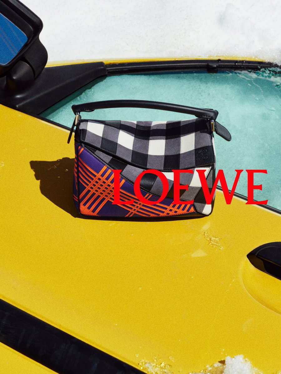 LoeweJP's tweet photo. 躍動するチェックとフローラル。

アーティストのコジマ・フォン・ボニンの視覚言語が彩る2026秋冬コレクションのパズルバッグとボンバージャケット。

#ロエベ #LOEWE #LOEWEFW26 https://t.co/kTnQpW7c72