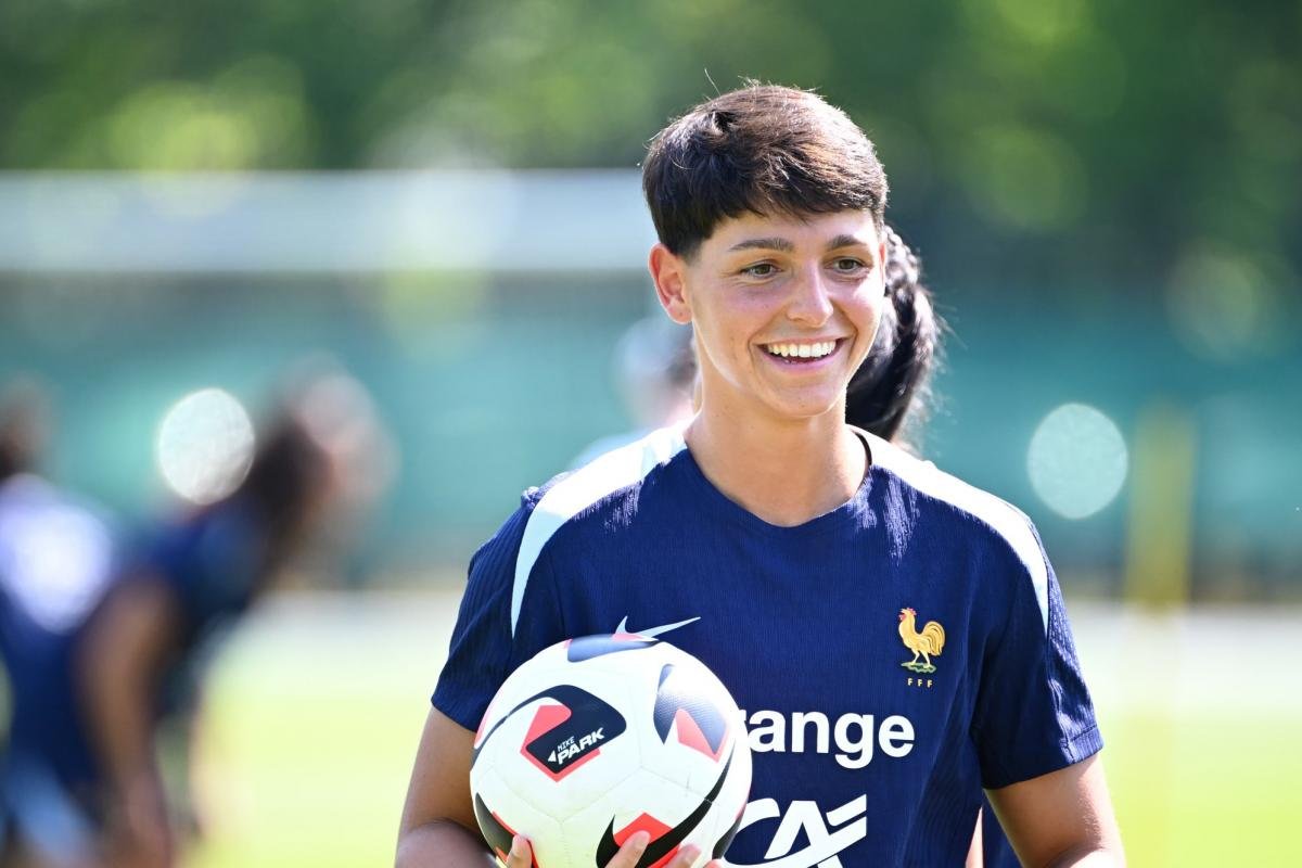 awfcdirect's tweet photo. ✍🏼 According to Soccerdonna, Arsenal and Chelsea are interested in signing French defender Élisa de Almeida, who currently plays for PSG.

The 28-year-old can play both CB and RB. https://t.co/Wqq8Rj116S