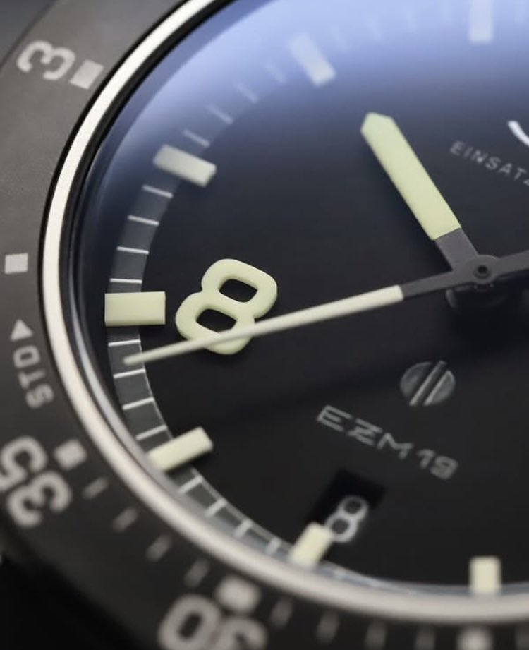sinndepot's tweet photo. Sinn ジン 新作 NEWモデル 

EZM19 予約受付中！

指揮官のために設計されたミッションタイマー

消防署長兼上級消防局長と共同開発。

時間管理の原則を、危機対応の現場をはるかに超えてその価値を発揮するミッションタイマーです。

#Sinn #ジン https://t.co/Ime78XRYGL