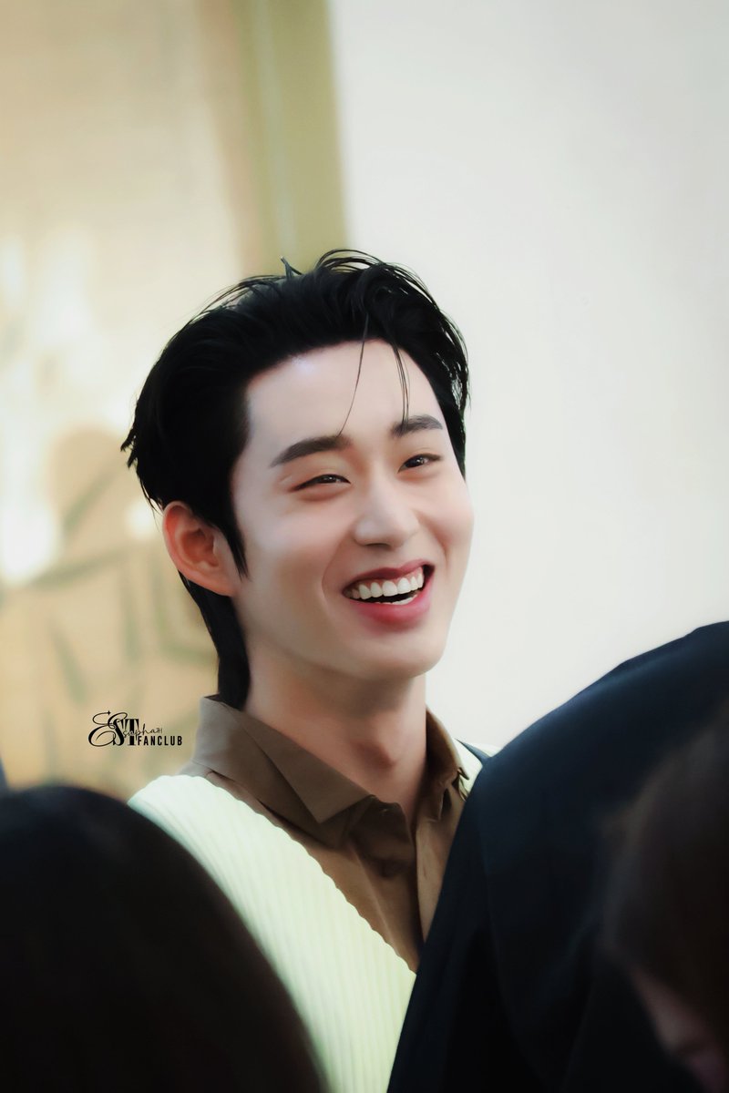 EstTrendTH's tweet photo. คนที่ยิ้มแล้วน่ารักขนาดนี้ 😳🤏🏻 @EstRvp

EST BAO BAO ISSEY MIYAKE ICONSIAM  
   
#BAOBAOCOSMICICONSIAMxEst  
#est_rvp #BAOBAOCOSMIC #everydaywithBAOBAO https://t.co/r0v8aVFHWH