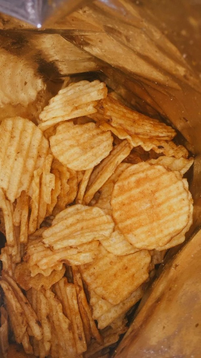 glxssie's tweet photo. Tim keripik kentang atau keripik singkong? https://t.co/Ir3w3ZFvQc