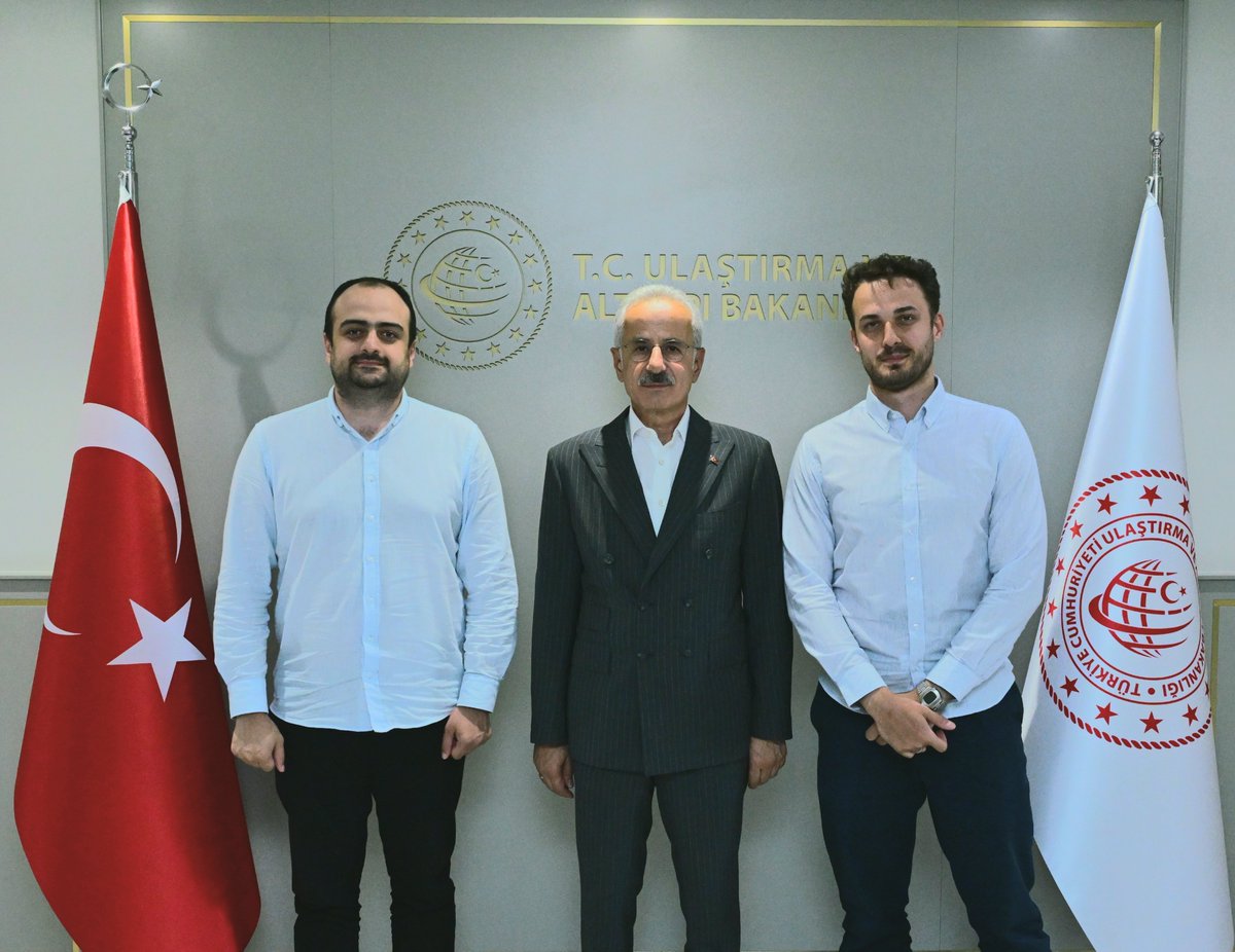 DoluBatarya's tweet photo. Otoyollarda yaşanan elektrikli araç şarj kuyrukları ile alakalı paylaşımımız sonrası Ulaştırma ve Altyapı Bakanı Sayın Abdulkadir Uraloğlu ile görüşme imkanı bulduk. 

Araç sahiplerinin mağduriyetini en hızlı çözecek, altyapıyı yeni nesil elektrikli otomobillere uygun hale getirecek yegane yolun depolamalı şarj istasyonları olacağını belirttik.

Altyapı eksikliği yüzünden yaşanan şarj kuyruklarıyla ve yeni nesil araç muayene istasyonlarında elektrikli araç batarya kontrollerinin de yer alması yönünde tavsiyelerimizle bizzat ilgilenen Bakanımıza teşekkür ederiz.