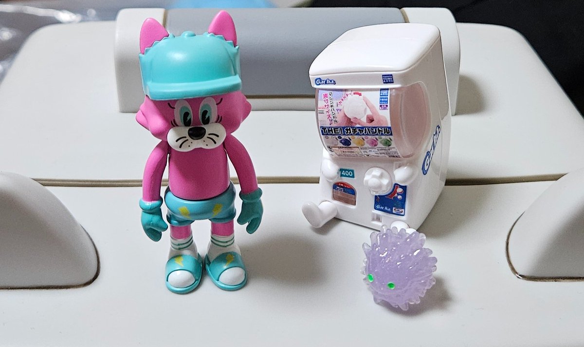 donox2ury's tweet photo. 食事の帰りにブロードウェイによって、ミーハーな私は、ワンアップさんにあった、ガチャ、シッティーキャットを回して、墓場の画廊さんでまことちゃんのポップアップイベントを見て帰宅しました。ショーケースのピョンコちゃん、ムー子みたいで、欲しいな🤗✨✨ https://t.co/x4ofLFpYEb