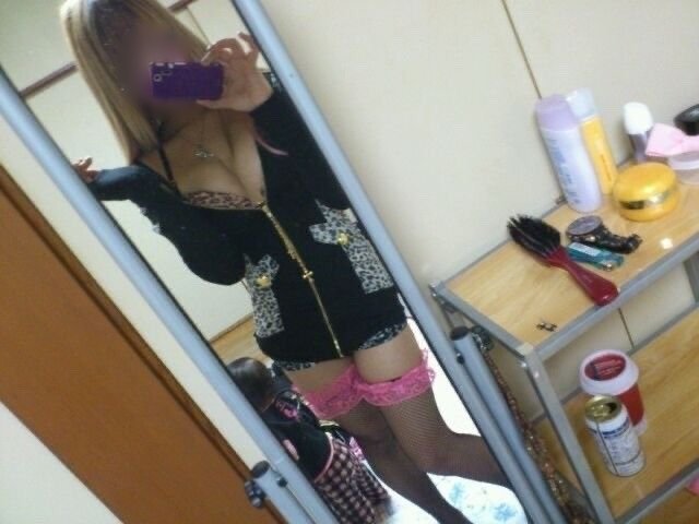 Reiny_Day_Doll's tweet photo. Update, figured it out~! Love the way my tits look in this fit haha. Anyways, I'm going out for drinks, if anyone needs me no you don't 🩷

Not letting the freak ass red moon kill my vibe, I'm gonna get trashed on someone else's dime tonight~! https://t.co/Pn23ofUFlt