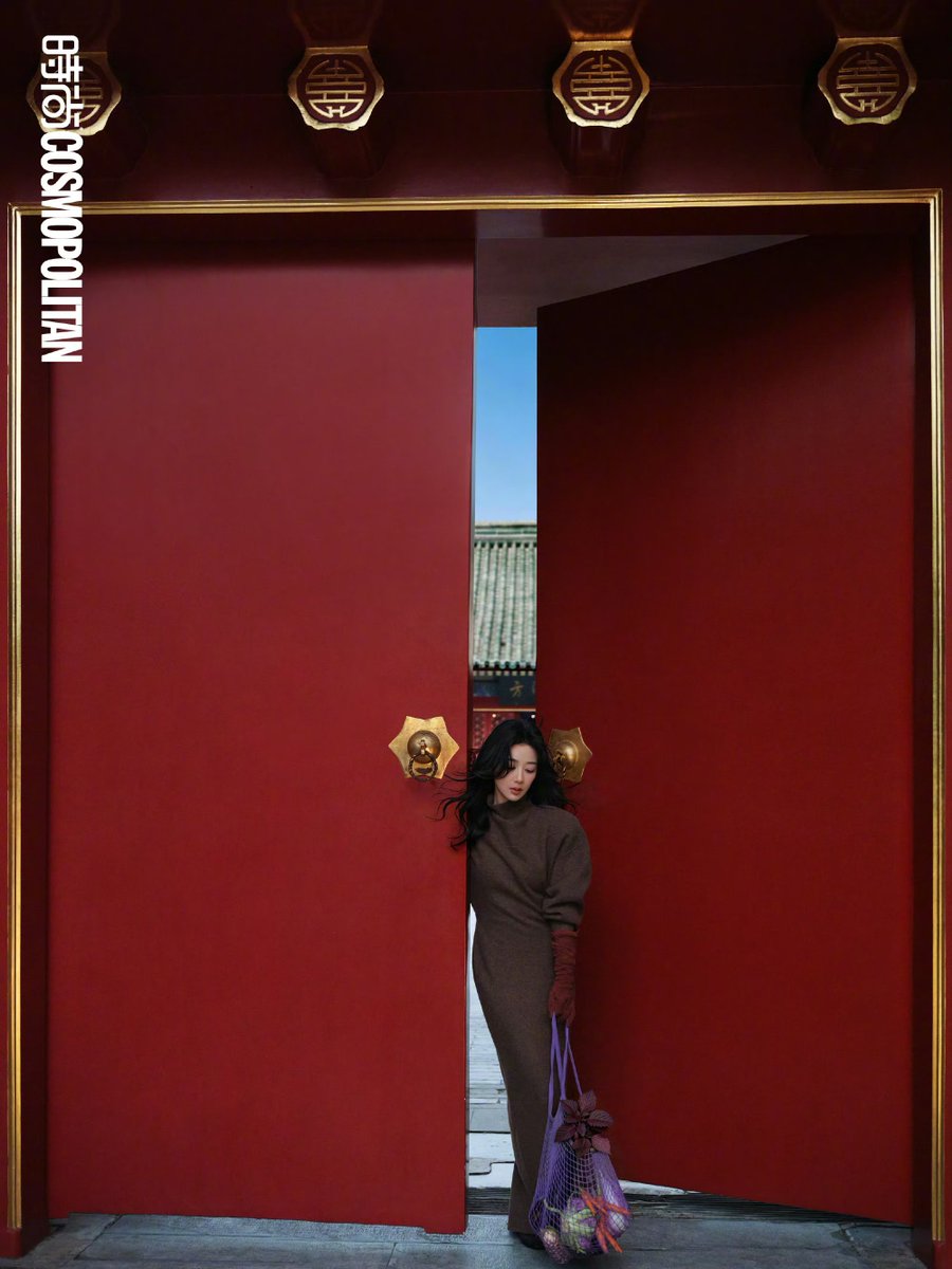 yangzithailand's tweet photo. 010926 #CosmopolitanChina แชร์ภาพเนื้อหาการเเฟชั่นนิตยสารฉบับเดือนกันยายน 2026 ของ #หยางจื่อ 💜 

“ ตอนเด็กๆ เมื่อครั้งที่ หยางจื่อ ได้แสดงเป็นตัวประกอบครั้งแรก ทุกคนในครอบครัวต่างแท็กมื���ไฮไฟฟ์ร่วมยินดีกันเมื่อทราบข่าว พอพูดถึงภาพเหตุการณ์เหล่านั้นเธอก็ยังคงตื่นเต้นมาก 'คุณจินตนาการออกไหมคะ ทั้งคุณป้าและพี่สาวของฉันต่างก็เดินทางไปด้วยกัน ทุกคนรู้สึกว่านี่เป็นเรื่องที่ยอดเยี่ยมมากๆ' ครอบครัวที่อบอุ่นและสนับสนุนเธออย่างไม่มีเงื่อนไขนี้เอง ที่ได้มอบพื้นฐานจิตใจอันสดใส และคอยปกป้องความไร้เดียงสาในวัยเด็กของเธอไว้ตลอดเส้นทางการเติบโ��”  (1) 

#YangZi #杨紫