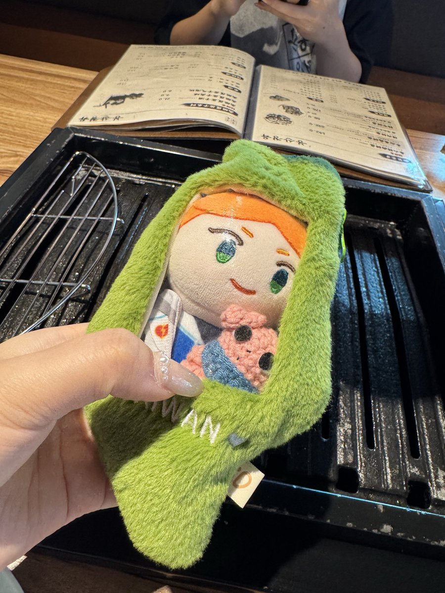 A_ingliveintwi's tweet photo. 求擴求各路粉肝求救🆘😭😭

這邊帶著阿邁還有粉肝在首爾弘大趴趴造但是阿邁突然走失
座標是13:00後弘大鳳山精肉>I’m donut?>AK PLAZA 
這邊同步也會去找，如果有看到還請DM我￼🙏
嗚嗚好不容易得到的阿邁😭希望他可以回家不要在外面玩

附上阿邁這兩天玩得很好的照片
#吃喝萬樂 （借tag) https://t.co/rl8myCj3o1