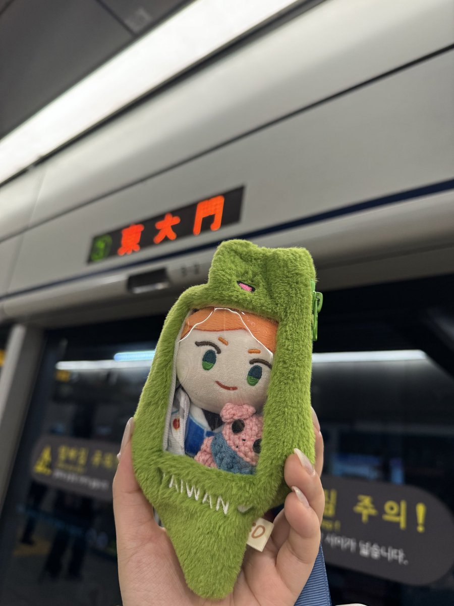 A_ingliveintwi's tweet photo. 求擴求各路粉肝求救🆘😭😭

這邊帶著阿邁還有粉肝在首爾弘大趴趴造但是阿邁突然走失
座標是13:00後弘大鳳山精肉>I’m donut?>AK PLAZA 
這邊同步也會去找，如果有看到還請DM我￼🙏
嗚嗚好不容易得到的阿邁😭希望他可以回家不要在外面玩

附上阿邁這兩天玩得很好的照片
#吃喝萬樂 （借tag) https://t.co/rl8myCj3o1