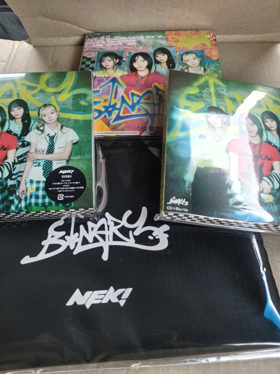 hideki0901's tweet photo. @natsu08_guitar 遅番出勤前にセブンでフラゲしております😊
サコッシュ狙いだったので

仕事上がったら
タワレコ渋谷にも行かないと https://t.co/XE7wUmvqTT