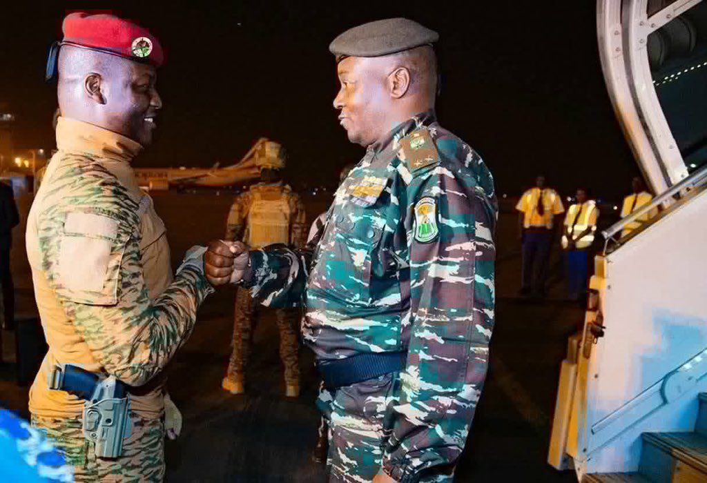 beyondB_DAG's tweet photo. 🇳🇪🇧🇫In a show of solidarity and in his capacity as the president of the AES, Captain Ibrahim Traore arrives in Niger for talks with General Tchiani.

The AES confederation is one of the best thing to have happened in Africa. https://t.co/omzKt3VdF2