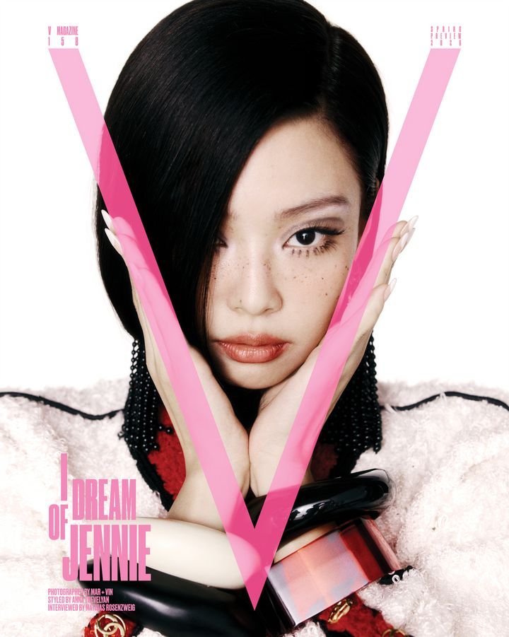 urshiningjennie's tweet photo. Klu gk ada V magazinenya itu cuman pose baju ditarik anjirr 😭😭 bagian mananya ith simbol baphomet?? 😭😭😭 klu mau liat yg lain pun ada cover"nya beda pose. Kalau mau ngehate itu yang masuk akal gitu loh https://t.co/Ez705jMiaf
