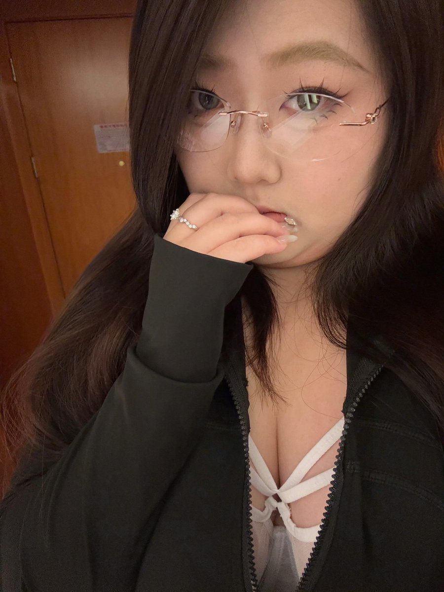 chenmozzzz's tweet photo. 为什么这张双下巴这么明显 #bbw #妈妈 https://t.co/5THYG2039L