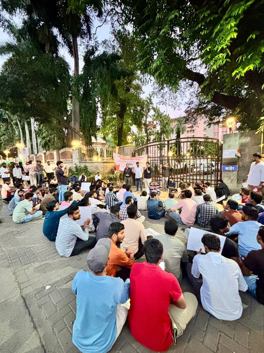 bhangire_pramod's tweet photo. कनिष्ठ अभियंता पदभरतीतील गैरप्रकाराविरोधात विद्यार्थ्यांचे पुणे महापालिका प्रवेशद्वारावर आंदोलन; शिवसेनेचा आंदोलनाला पूर्णपणे पाठिंबा..!!

पुणे महानगरपालिकेच्या कनिष्ठ अभियंता पदाच्या भरती प्रक्रियेत झालेल्या गैरप्रकाराच्या विरोधात महाराष्ट्राच्या कानाकोपऱ्यातून परीक्षा देणारे विद्यार्थी आज पुणे महानगरपालिकेच्या प्रवेशद्वारावर समोर आंदोलन केले. गुणवत्तेच्या आणि प्रामाणिक मेहनतीच्या जोरावर परीक्षा देणाऱ्या या विद्यार्थ्यांनीच भरती प्रक्रियेत गैरप्रकार झाल्याचे पुरावे पुणे महानगरपालिका प्रशासनासमोर मांडले. या पुराव्यांच्या आधारे पुणे महानगरपालिकेने तीन विद्यार्थ्यांविरोधात गुन्हे दाखल केले आहेत. मात्र, गैरप्रकार झाल्याचे समोर आल्यानंतर केवळ तीनच विद्यार्थी दोषी असल्याचे प्रशासन कोणत्या अधिकृत तपासाच्या आधारे सांगत आहे, हा गंभीर प्रश्न आहे.

एकीकडे गैरप्रकाराचे पुरावे समोर येऊन गुन्हे दाखल झाले असताना दुसरीकडे उर्वरित परीक्षार्थींना सेवेत रुजू करून घेण्याची प्रक्रिया सुरू ठेवणे म्हणजे प्रामाणिक विद्यार्थ्यांच्या भवितव्याशी खेळण्याचा प्रकार आहे. प्रश्नपत्रिका नेमकी किती विद्यार्थ्यांपर्यंत पोहोचली किंवा किती जणांना त्याचा फायदा झाला नाही, याबाबत पुणे महानगरपालिकेकडे अधिकृत आणि अंतिम स्वरूपाचा स्पष्ट निष्कर्ष नसताना संपूर्ण भरती प्रक्रिया पुढे रेटली जात असेल, तर या भरतीची पारदर्शकता आणि विश्वासार्हता संशयाच्या भोवऱ्यात येते. प्रामाणिकपणे परीक्षा देणाऱ्या विद्यार्थ्यांच्या करिअरचा वाटोळा करण्याचा अधिकार पुणे महानगरपालिका प्रशासनाला नाही.

या विद्यार्थ्यांच्या न्यायासाठी शिवसेनेने यापूर्वीच आवाज उठवला असून, या संपूर्ण प्रकरणाची माहिती माननीय एकनाथ शिंदे साहेब यांनाही देण्यात आली आहे. विद्यार्थ्यांच्या आंदोलनाला शिवसेनेचा पूर्णपणे पाठिंबा असून, कनिष्ठ अभियंता पदाची संपूर्ण भरती प्रक्रिया तात्काळ रद्द करून नव्याने, निष्पक्ष आणि पारदर्शक पद्धतीने फेरपरीक्षा घेण्यात यावी, ही शिवसेनेची स्पष्ट मागणी आहे. विद्यार्थ्यांना न्याय मिळेपर्यंत त्यांच्या हक्कासाठी शिवसेना त्यांच्या पाठीशी ठामपणे उभी राहणार असून, प्रशासनाने हा प्रश्न गांभीर्याने न घेतल्यास अधिक तीव्र अंदोलन करू.

@PMCPune
@navalMH

#punecity #shivsena #PMC #students #peparleak