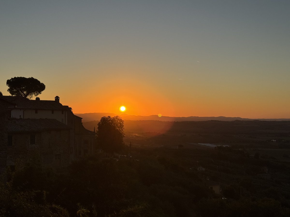 FrancescoC's tweet photo. Where Umbria meets Tuscany, the sunsets seem to linger just a little longer. https://t.co/f8a5uGEijQ
