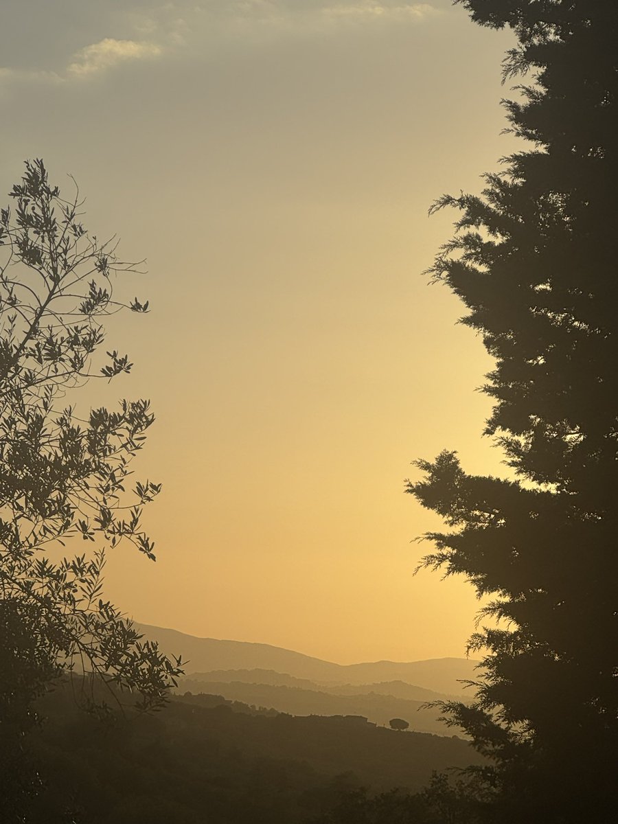 FrancescoC's tweet photo. Where Umbria meets Tuscany, the sunsets seem to linger just a little longer. https://t.co/f8a5uGEijQ