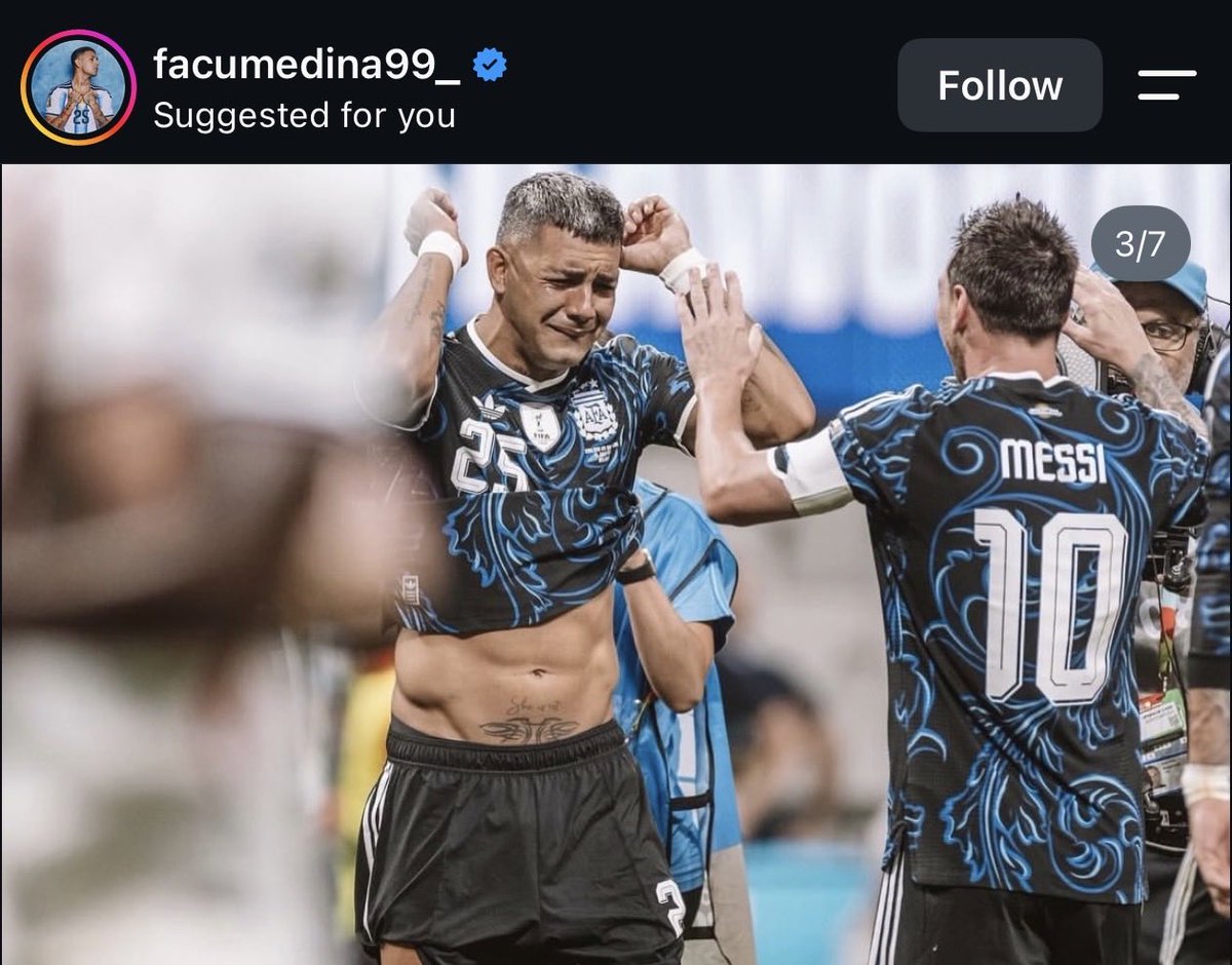 M10GOAT's tweet photo. فاكوندو ميدينا:

"شكرًا على كل شيء يا ليو.

يصعب عليّ التعبير، ويصعب وداع شخص منحنا الكثير من اللحظات التي لا تُنسى. لكن أكثر من الحزن، يبقى الفخر والسعادة لأننا حظينا بفرصة رؤيتك وأنت تصنع التاريخ.

شكرًا لأنك علمتنا أن الأحلام يمكن أن تتحقق بالكفاح، والعمل الجاد، والتواضع، والتضحية، وألّا نتوقف أبدًا عن الإيمان.

كنت، وما زلت، وستبقى مثالًا يُحتذى به داخل الملعب وخارجه.

شكرًا على كل شيء يا ليونيل 🐐❤️

يا لحظنا الجميل أننا عشنا في زمنك يا مجنون."