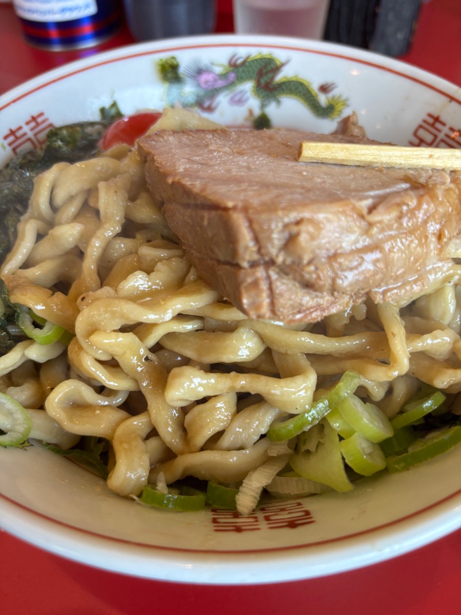 YUI98304714's tweet photo. ラーメン英二　府中
汁なし🍜

汁なしの無料トッピングは8種類あり、今回は麺の味を存分に堪能したかったため、海苔とネギのみ口頭申請‼️

分厚い豚は柔らかく食べ応え満点💯

そしてタレに絡んだバキボキ麺がマジでで旨い‼️

ご馳走様でした🥢 https://t.co/ERjLQBEP5p