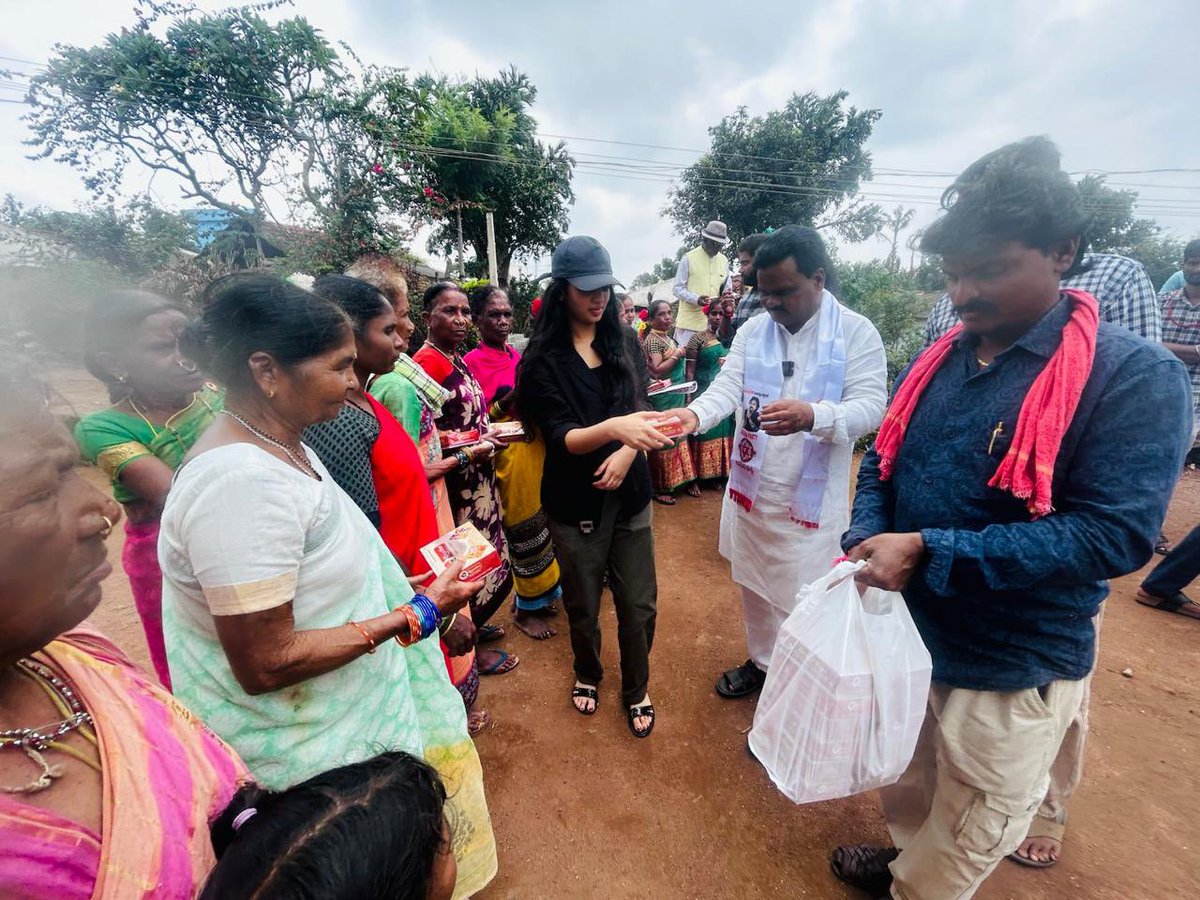 JSPWorks's tweet photo. My little Veeramahila distributing Sweets to our Girijana putrulu along with our Paderu JSP Incharge 

Thanks @HarshaJSP1995 for this great oppor https://t.co/zgtzejQGUS