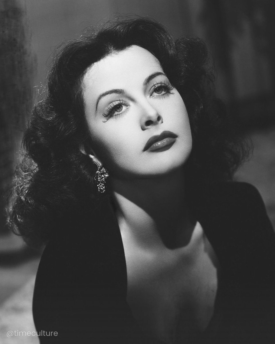 whatifaix's tweet photo. Enquanto Hollywood a chamava de uma das mulheres mais bonitas do mundo, Hedy Lamarr estava ajudando a criar uma tecnologia que décadas depois contribuiria para o Wi-Fi, GPS e Bluetooth. E quase ninguém sabia. https://t.co/YGj3UVhQAG