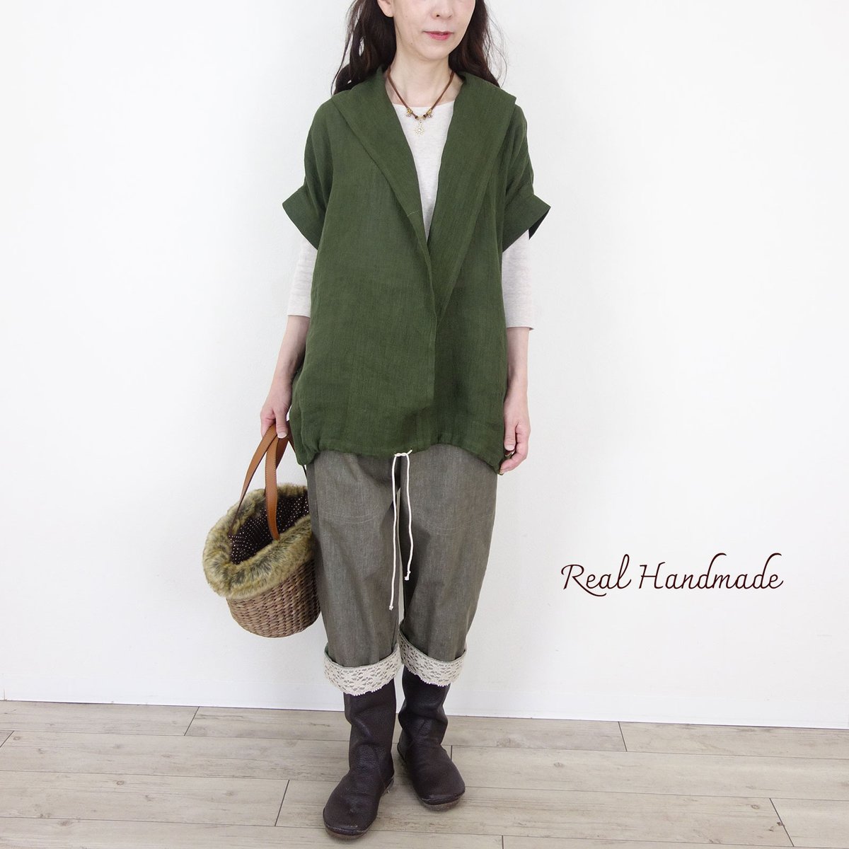 REALHANDMADE's tweet photo. リネンバンブーワッシャーで仕立てた
［新作予約］のカシュクールドロストブラウス🌿

ショール風のゆったりした衿元と、裾のドロストでシルエットを変えられるデザイン。落ち着いたカーキが秋の装いにしっくり馴染みます🍂

#ハンドメイド大人服 #秋コーデ #リネン服 #RealHandmade https://t.co/QyL9o8AVYc