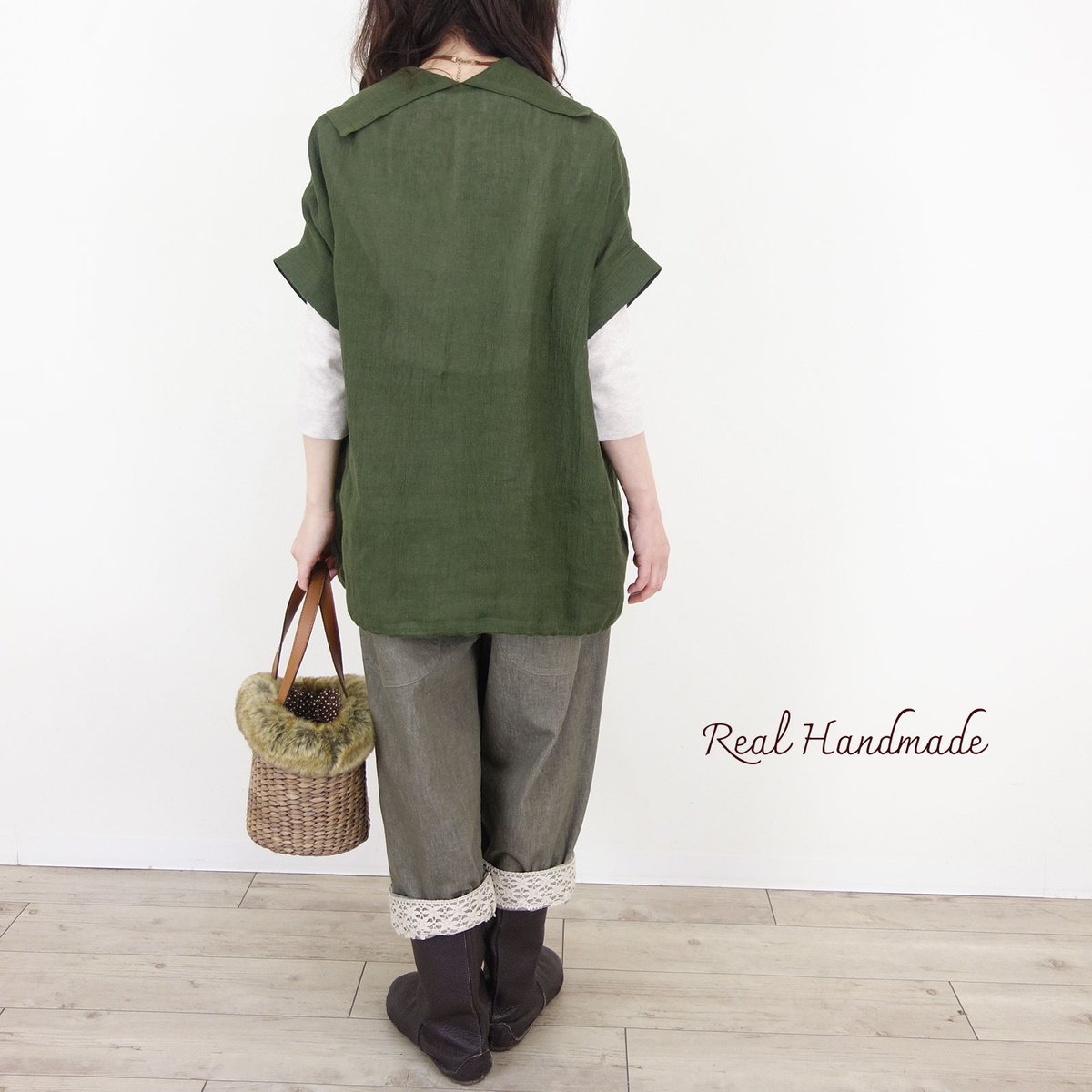REALHANDMADE's tweet photo. リネンバンブーワッシャーで仕立てた
［新作予約］のカシュクールドロストブラウス🌿

ショール風のゆったりした衿元と、裾のドロストでシルエットを変えられるデザイン。落ち着いたカーキが秋の装いにしっくり馴染みます🍂

#ハンドメイド大人服 #秋コーデ #リネン服 #RealHandmade https://t.co/QyL9o8AVYc