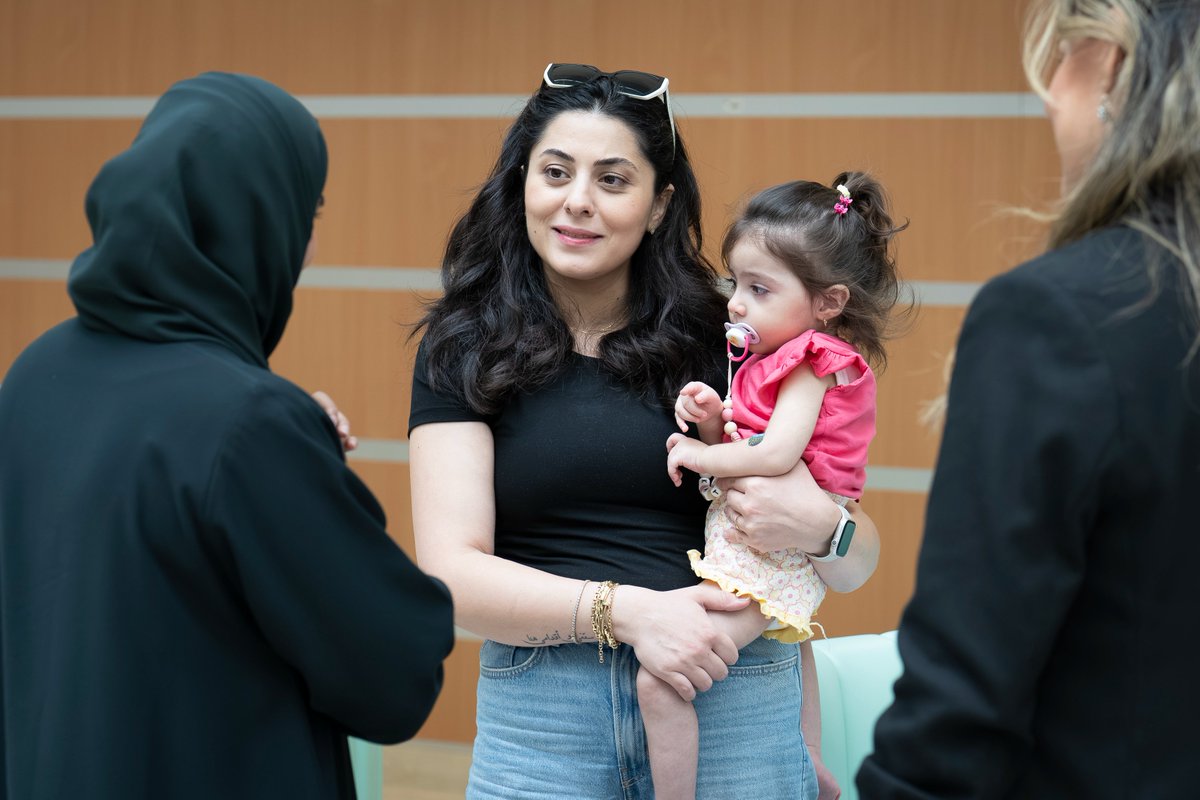 DXBMediaOffice's tweet photo. الطفلة الأردنية كاتيا أبو السعود، المصابة بمرض ضمور العضلات الشوكي، والتي تكفّل محمد بن راشد بعلاجها، تصل إلى دبي وتبدأ رحلتها العلاجية بإجراء التقييمات والفحوصات الأولية في مستشفى الجليلة للأطفال التابع لـ "دبي الصحية". https://t.co/piBK0qdVCL