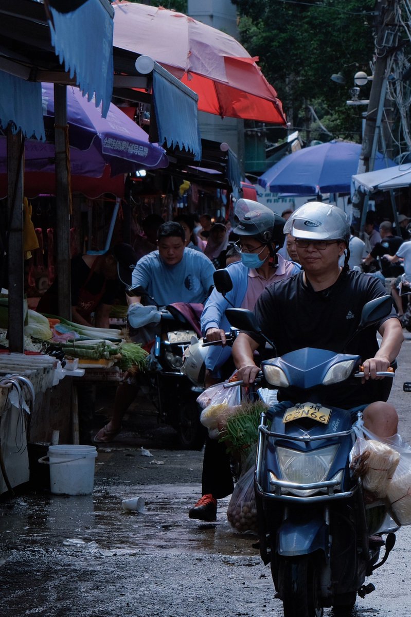sweec051176's tweet photo. Morning street vibe: A barista waving to a kid on a bike, fresh coffee steam curling in the breeze.， https://t.co/o20TejtVKa