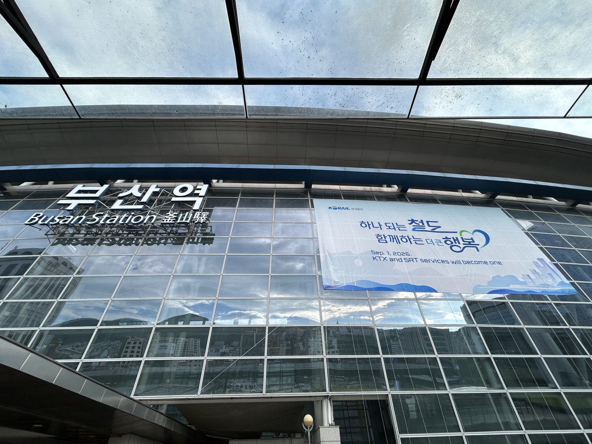 K0RAIL_10_426's tweet photo. 本日、遂に韓国高速鉄道が再統合！SRTは10年の歴史に幕を下ろしました。
車両についても、既にロゴが変更済みの車両が多く、塗装や新型800호대を含めた今後の動向に注目です。
なお、統合記念交通カードは大半の駅で売り切れたようで、入手できず🥲
ソウル駅でも販売直後から大行列となっていました。 https://t.co/dcfIiamFPr