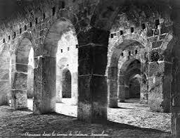templegraal's tweet photo. Dès l'époque des Croisades (XIIe), plusieurs accès profonds, dans la zone des anciennes Écuries de Salomon, ont été délibérément murés. 
Les Templiers, qui utilisaient le site comme garnison et écuries, y ont aménagé des tunnels secrets ou fermé des conduits. https://t.co/XWLocOxmhr