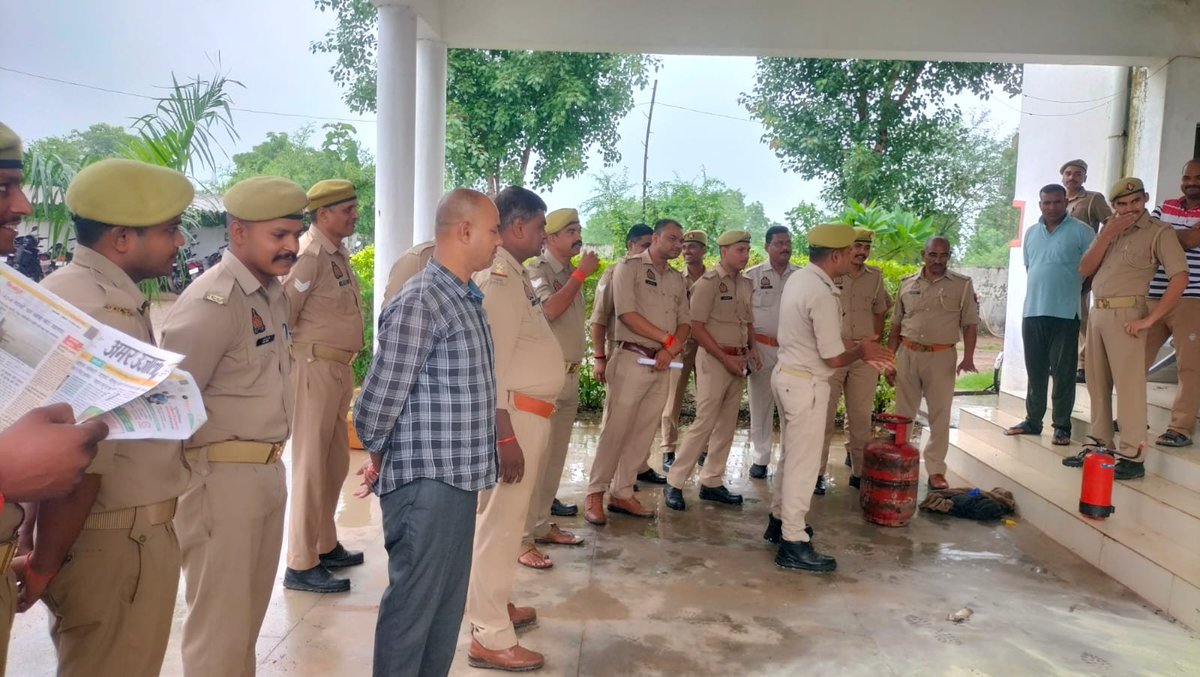 mirzapurfire's tweet photo. #dgupfireservice महोदय के आदेशानुसार व #spmirzapur #cfomirzapur महोदय के निर्देशन में #fsomirzapur द्वारा जनपद मीरजापुर के PS- ड्रमण्डगंज पर उपस्थित अधिकारी/कर्मचारियों को अग्निसुरक्षा/जीवरक्षा के प्रति जागरूक किया गया।@UPGovt @Uppolice @fireserviceup @DM_MIRZAPUR @mirzapurpolice https://t.co/nYicDDZwB4