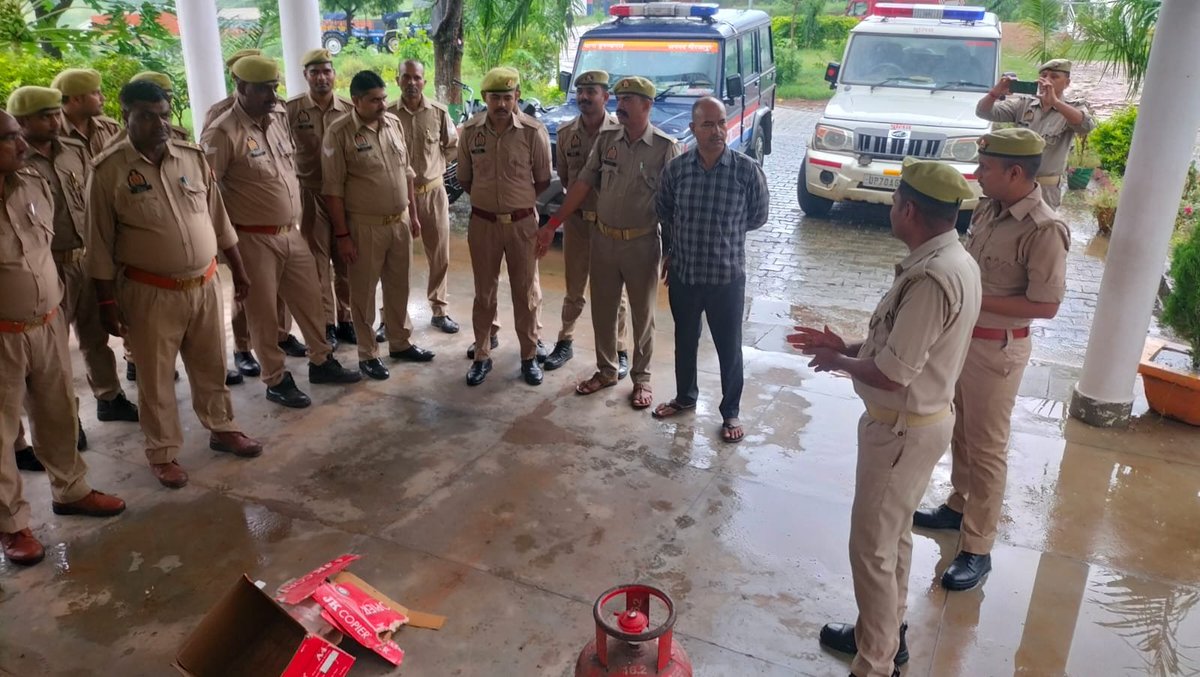 mirzapurfire's tweet photo. #dgupfireservice महोदय के आदेशानुसार व #spmirzapur #cfomirzapur महोदय के निर्देशन में #fsomirzapur द्वारा जनपद मीरजापुर के PS- ड्रमण्डगंज पर उपस्थित अधिकारी/कर्मचारियों को अग्निसुरक्षा/जीवरक्षा के प्रति जागरूक किया गया।@UPGovt @Uppolice @fireserviceup @DM_MIRZAPUR @mirzapurpolice https://t.co/nYicDDZwB4