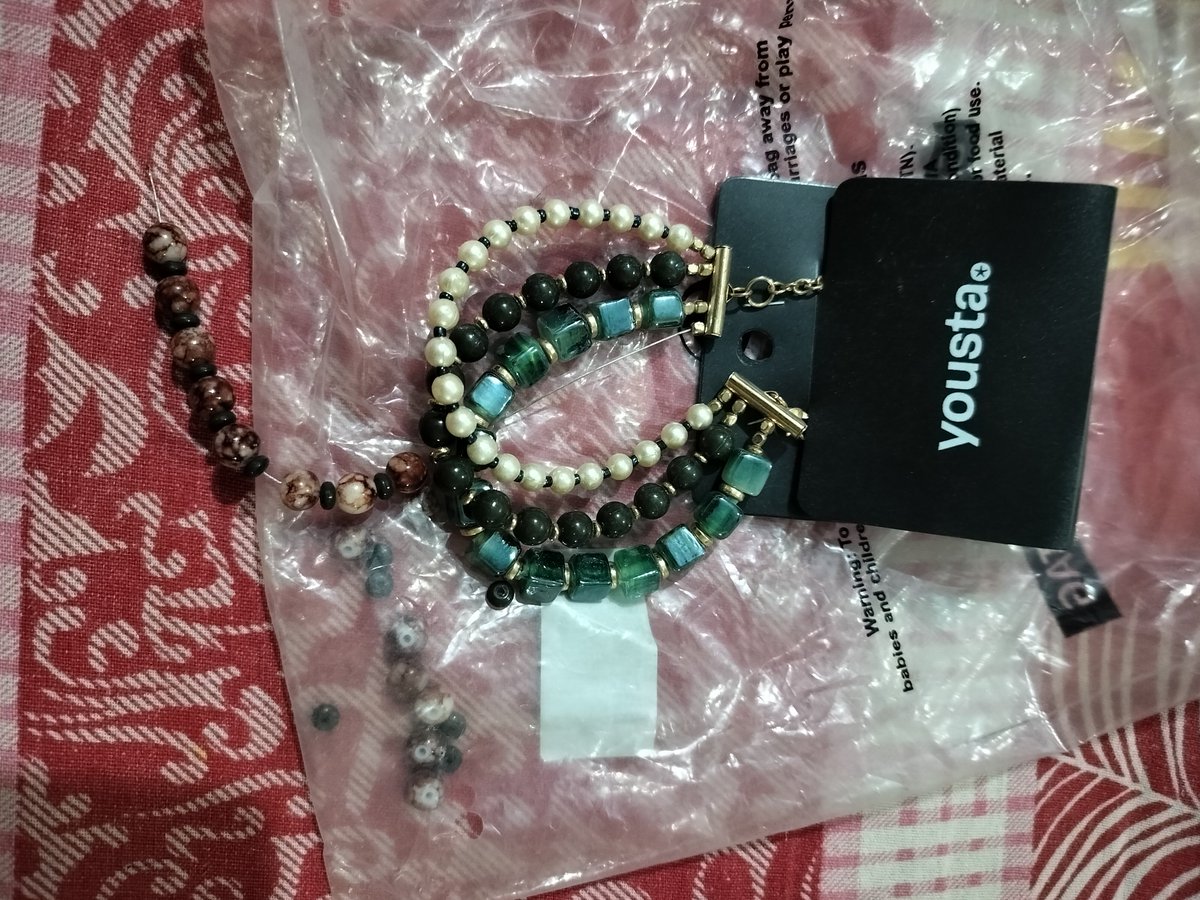 dubey509's tweet photo. Order id - FN7703804006
Kaise tuta hua de dete ho pack karte waqt check nhi krte ho kya ?? @AjioCares https://t.co/OxCMBcI9bj
