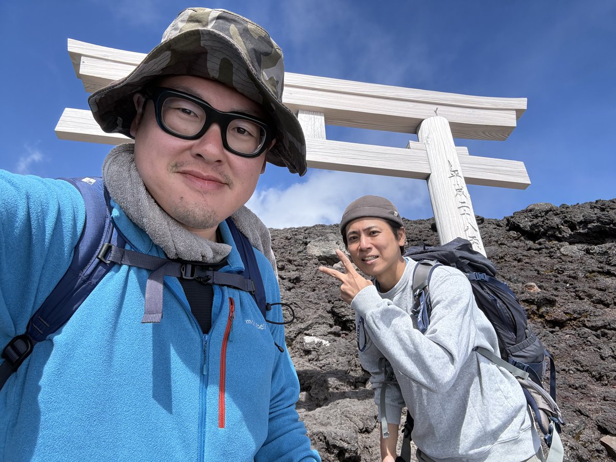 ICCHY8591's tweet photo. 16:37 富士山表口5合目、帰ってきました！
たくさんの声かけありがとうございましたー！
急遽誕生日のお祝いに駆け付けてくれたしゃけさんありがとね！ダッシュで下山したわw

山頂での飯雑は格別だった。
ぴりかも、あむちんも、めいみくんも頂き目指してがんばれ！ https://t.co/814vYK8XyA