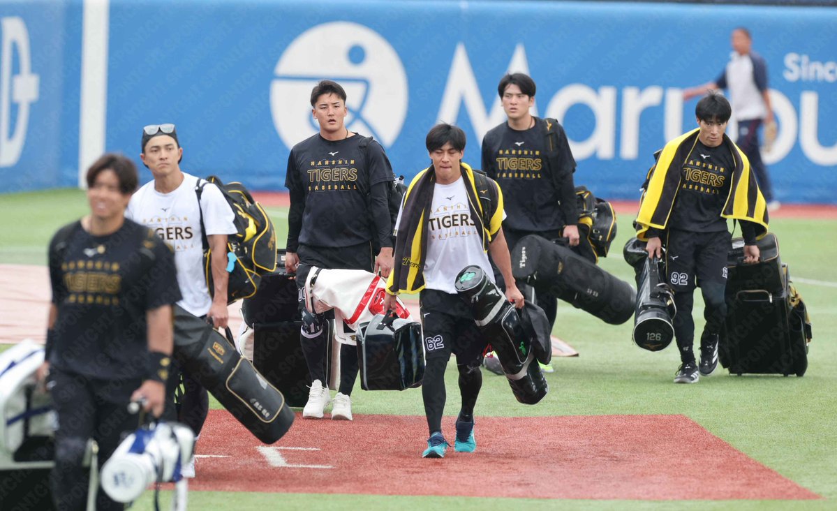 Sponichi_Tphoto's tweet photo. きょうからヤクルトとの３連戦。
神宮球場に乗り込むナインです。 https://t.co/cBo4EwVjV2