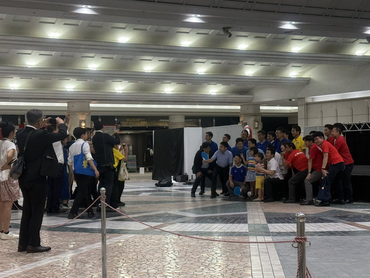 ma_ya80a's tweet photo. 街頭演説会終わって、両陣営キャッキャしてるの、和やかでいいね。 https://t.co/Q3kCERiTMK