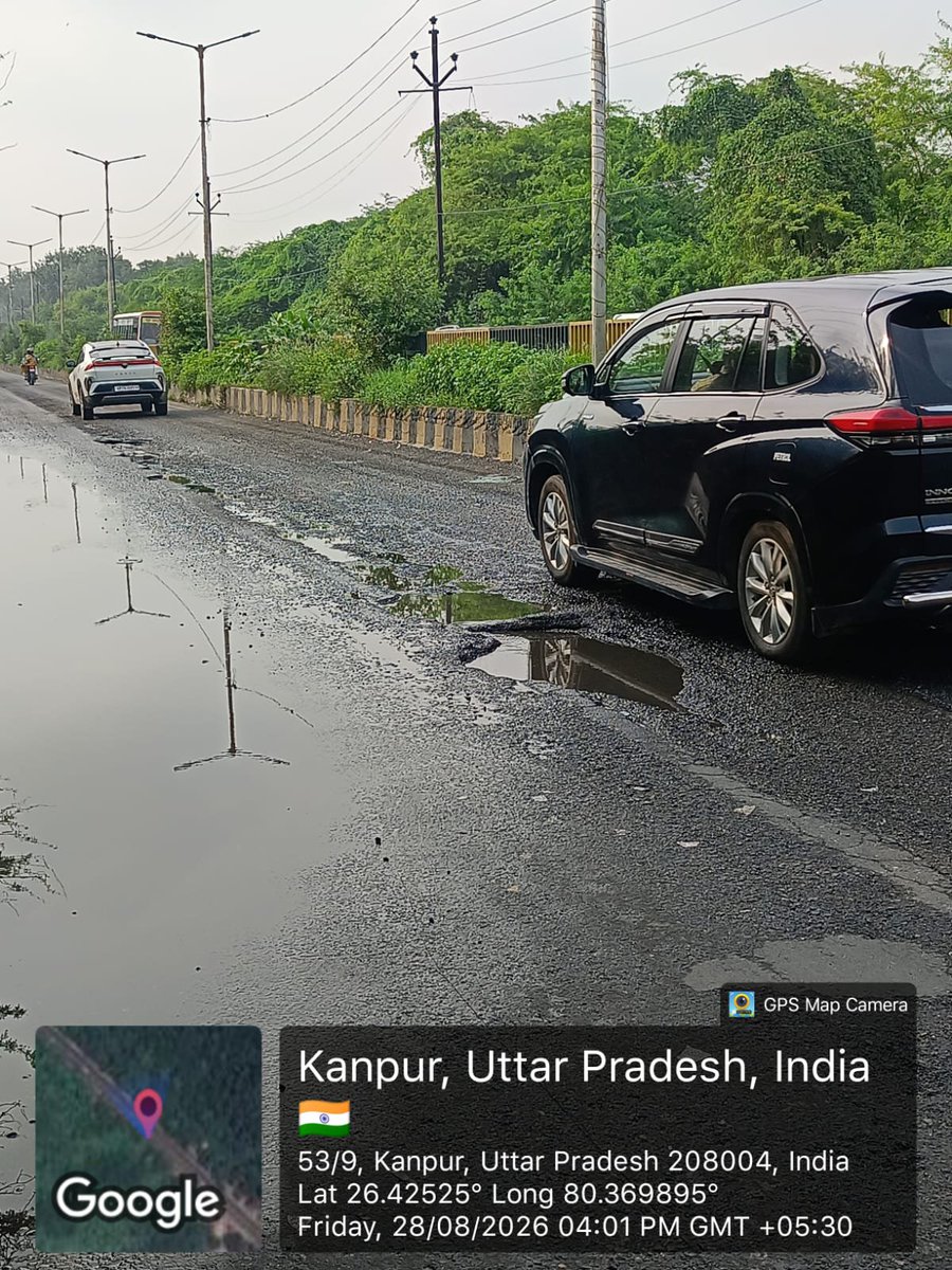 KanpuriyaFeed's tweet photo. Ramadevi चौराहे से लेकर गोल चौराहें तक पूरी सड़क खराब है और तुम नल्ले लोगों को स्थान बताया जाए।
@uppwdofficial लो स्थान देख लोग आंख के अंधों। https://t.co/ndkarMabnj