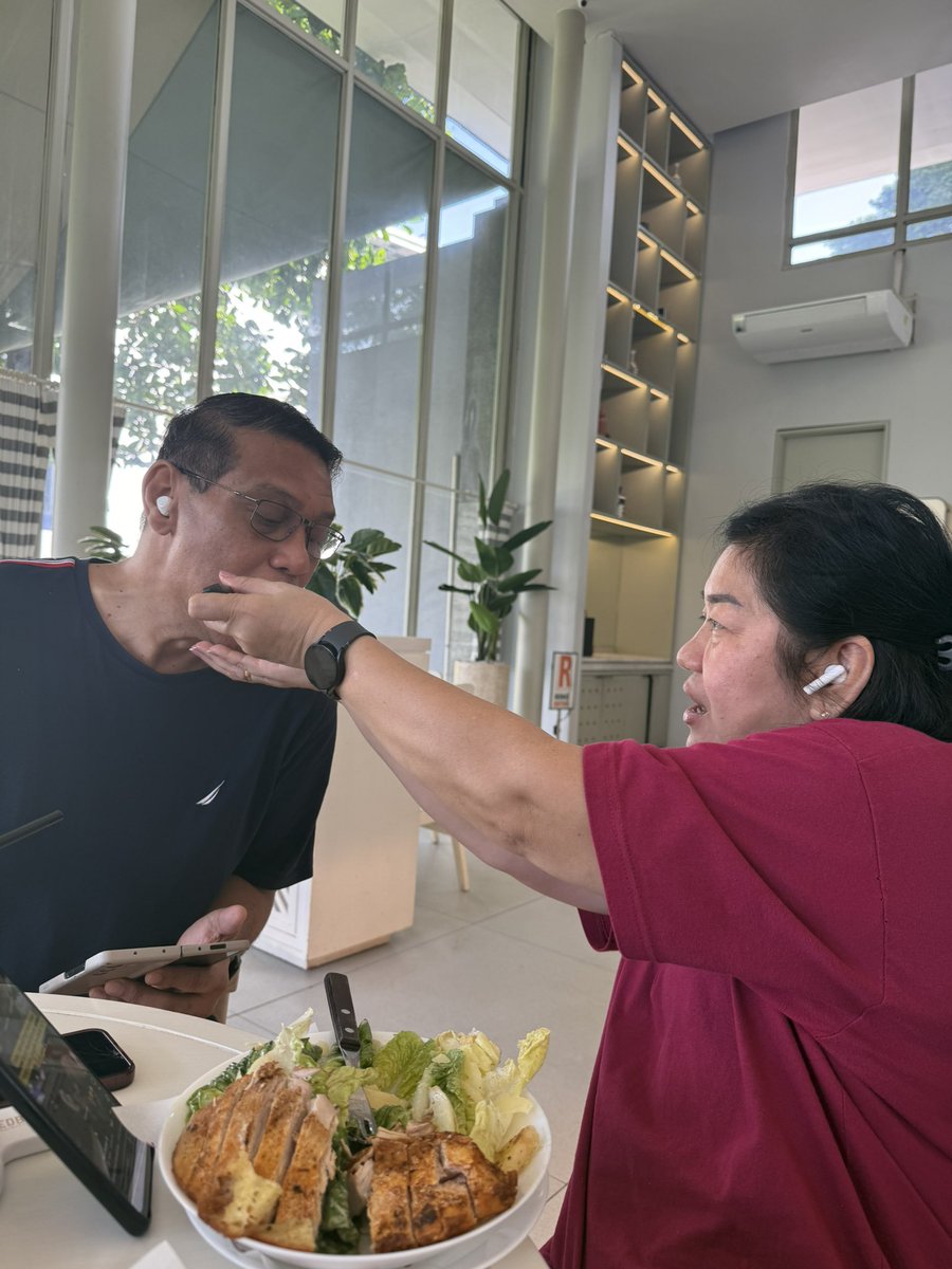 theevreu's tweet photo. @si6mafemale Umur 33 masih dianter-jemput kemana-mana, ditemenin pergi makan, ditungguin bikin nails/treatment, ditemenin jogging. Pernah dianterin ke kota sebelah buat sulam alis. Setiap business trip mama aku siapin perintilan dan papa aku yg packingin. Rich in life indeed 🥹🫶🏻 https://t.co/NSt3r9L0mX