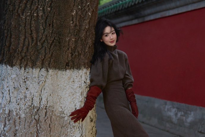 Yz1106Aoao's tweet photo. 📸 260901 #YangZi studio releases behind-the-scenes photos of the #CosmopolitanChina September 2026 Issue magazine shoot

[2/4] https://t.co/V5Pb1a0IfX
