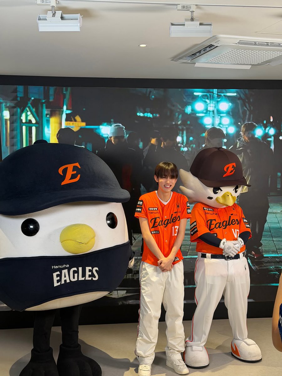 knhzzi's tweet photo. 이사진  왜이렇게웃엇을까   어깨에 잔뜩힘들어가서는  웃는거  졸귀얌    초코볼같음  먹어두대나요?? https://t.co/Ezffdb05q0