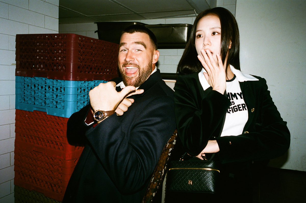 ladydiorz's tweet photo. jisoo with Travis kelce of all people was not on my bingo card https://t.co/9oWeW4fHeg