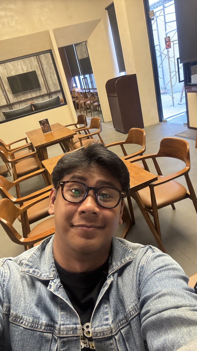 notquitetoday's tweet photo. Deket rumah ada coffeeshop  yang sepi banget kayak literally cuma gua yang hadir ke sini. Internetnya lumayan kenceng lagi. Lol https://t.co/0AJfkEEijm