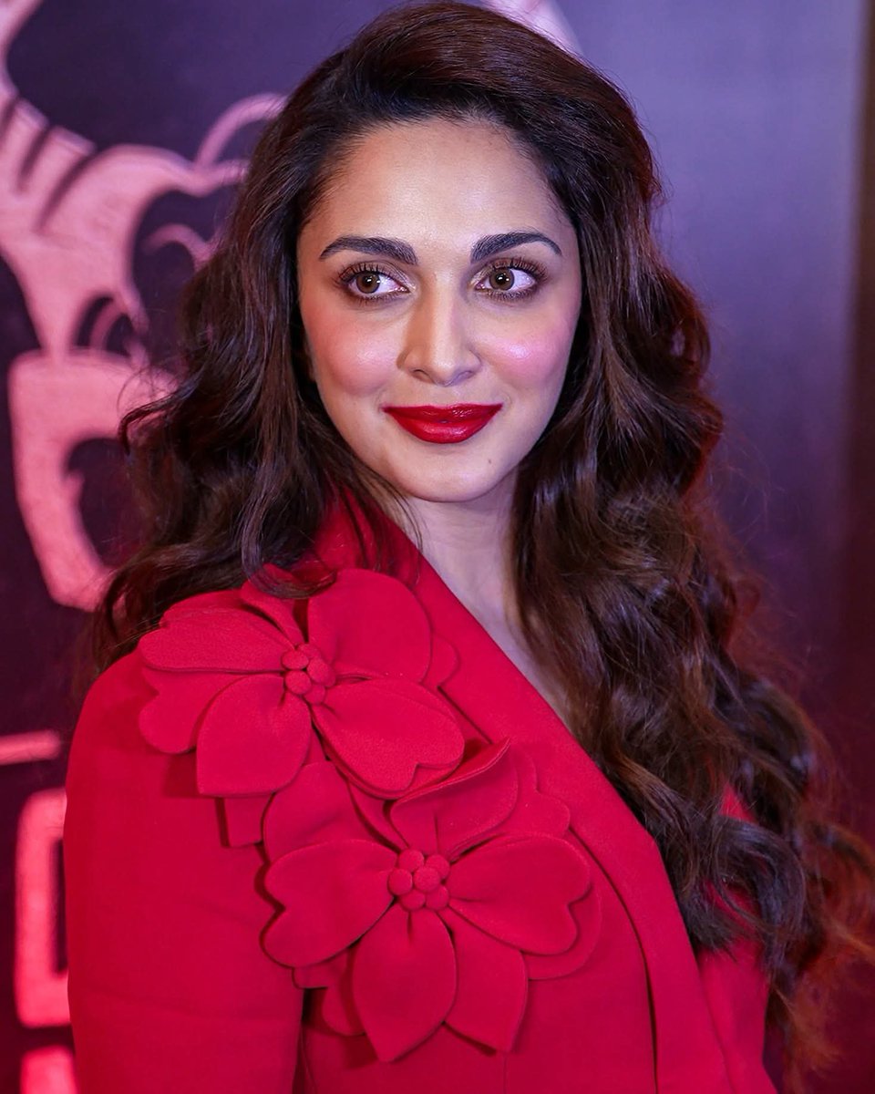 surajrajpu69's tweet photo. Throwback to pure perfection! 💥 Kiara Advani completely stole the show at the Toxic: A Fairy Tale for Grown-Ups music album launch in Mumbai.🔥

#KiaraAdvani #Yash #ToxicMovie #ToxicAFairyTaleForGrownUps 

Image Courtesy- PTI, IANS https://t.co/neA2VvB8uS