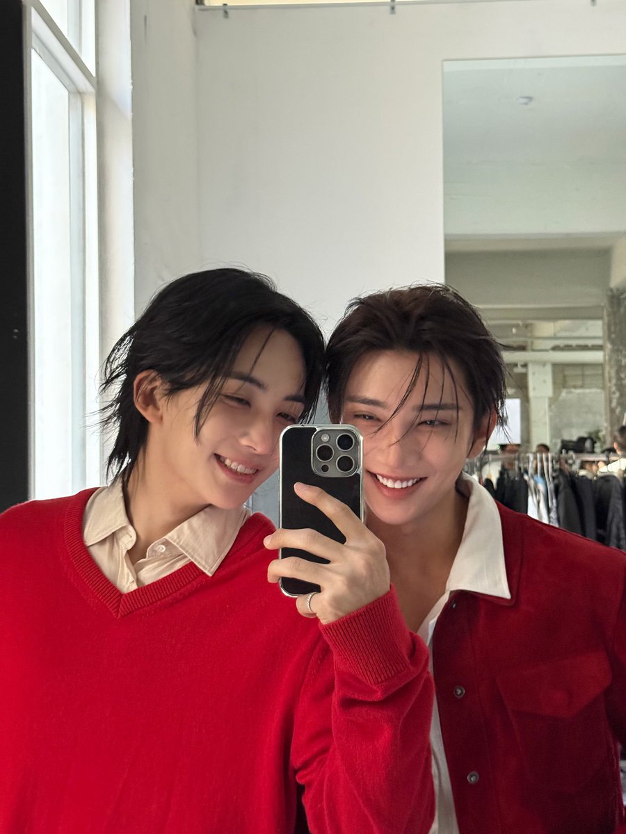 fall4luna's tweet photo. THIS JIHANNNN MIRROR SELFIE https://t.co/w205705Tik