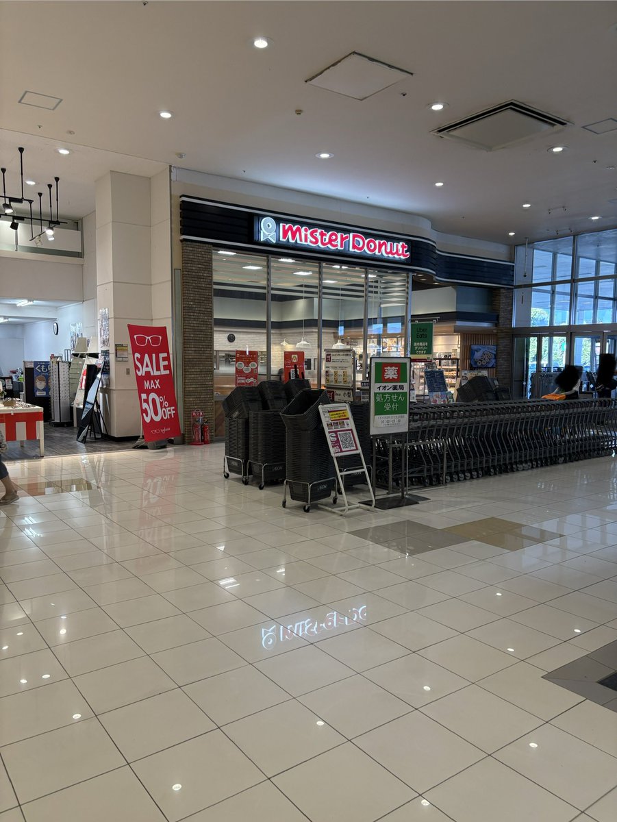 tamayan2nd's tweet photo. 熊本県八代市のイオンが本日食料品売り場だけという形で営業再開したんだけど、クーラーが壊れてたり、見せられない場所や被害が大きい2階は見えないように隠してあった。
それでもこうして一部だけでも再開してくれた事は地域住民にとって大きいし、ミスドも復活してて素晴らしいね👍 https://t.co/Ze8l4JILPf